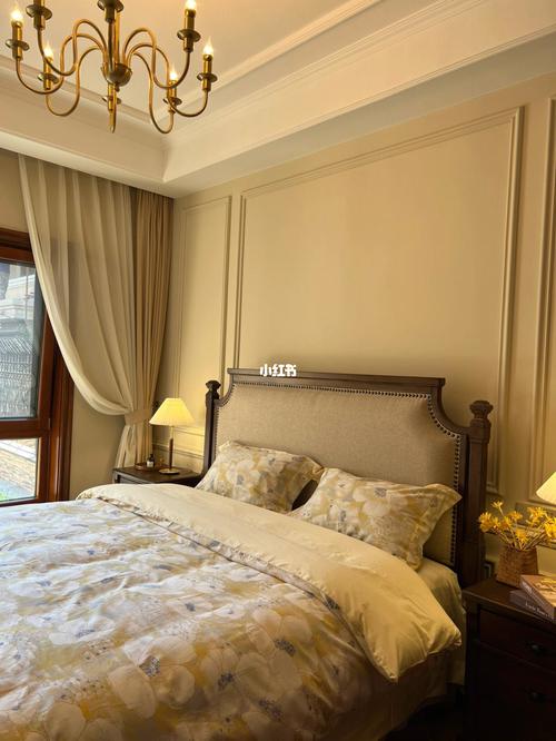 奶油色的墙面搭配爱室丽的美式床,既有岁月的沉淀感,又有浓郁的美式