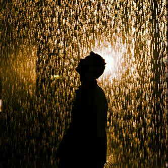 昼,他们都在行走;夜,他一个人站在雨中——是的,就像这样.