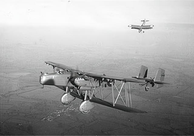 hp50heyford轰炸机英国最后的双翼重型轰炸机