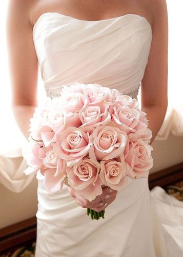 对于喜欢粉色系的新娘来说,在春夏季节结婚,用上粉色系手捧花,一定会