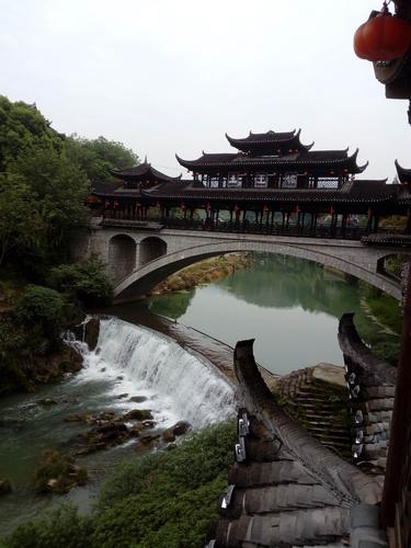 镇 写美篇  芙蓉镇原名王邨,是一个拥有2000多年历史的古镇,位于湘西