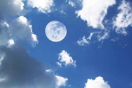 月亮在白云的天空背景,这张图片的元素由美国宇航局提供照片