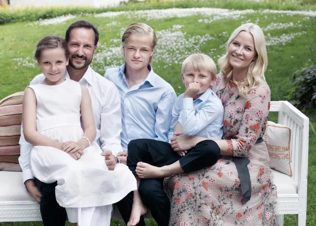 46岁挪威王妃才传奇带娃嫁入王室获得真爱穿蓝色大衣好高贵