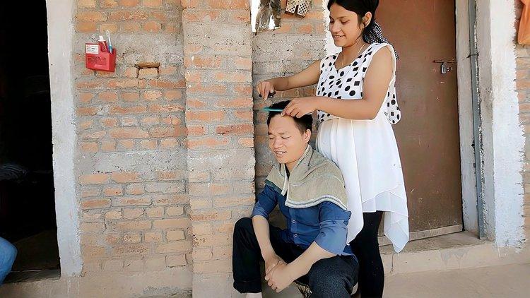 疫情封城,尼泊尔岳父和瑞密娜给中国女婿理发