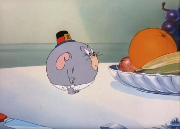 jerry家里来了一只小孤儿老鼠,它们在餐桌上到处吃喝 这个一口吞橘子