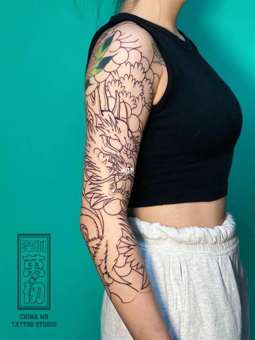 深圳纹身 万仞刺青手绘龙  第一次给女生做的花臂的龙题材#深圳纹身