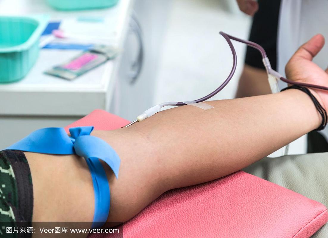 献血者在输血时用针扎在手臂上.