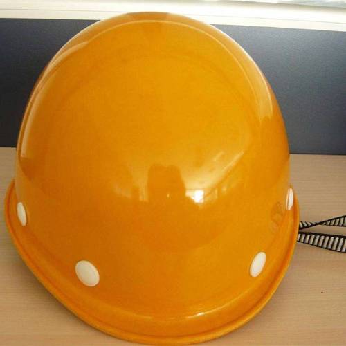工地干活工人佩戴安全帽防止高空坠物保护头部安全头盔图片
