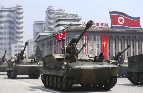 朝鲜士兵背"核背囊"高调亮相