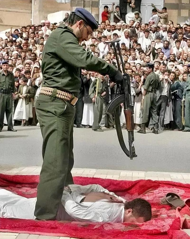2009年,也门街头,一名死刑犯正在被执行死刑的现场.