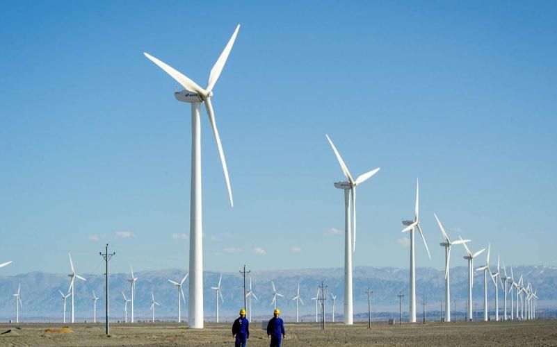 自驾新疆,遇到我国最大的风力发电站,没有风是什么体验?