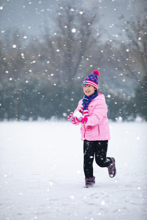 儿童户外写真下雪天