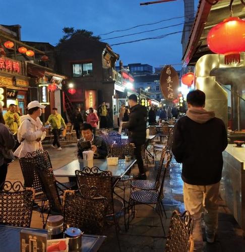北京王府井小吃街的夜景