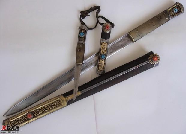 藏刀,又称藏腰刀,它不仅是西藏人民生产生活中不可缺少的一种用具