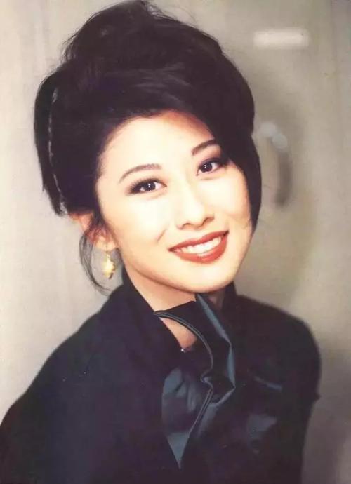 19岁出道,跻身香港80年代"四大天后"之列,横扫乐坛颁奖礼.