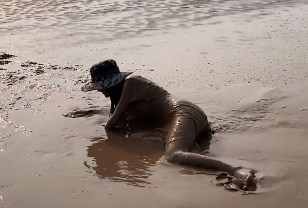 女主人在河滩边不慎摔倒,一路被哈士奇疯狂拖行,变成"泥人"|狗狗|二哈