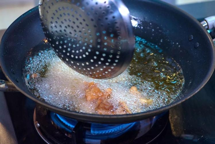 【18】抢酥 将鸡肉再次放入拉高温度的油锅中抢酥.