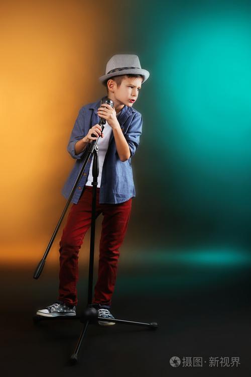 小男孩用麦克风唱歌照片-正版商用图片1m4fxw-摄图新视界