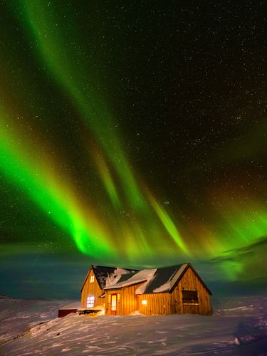 极光绽放在冰岛中部高原