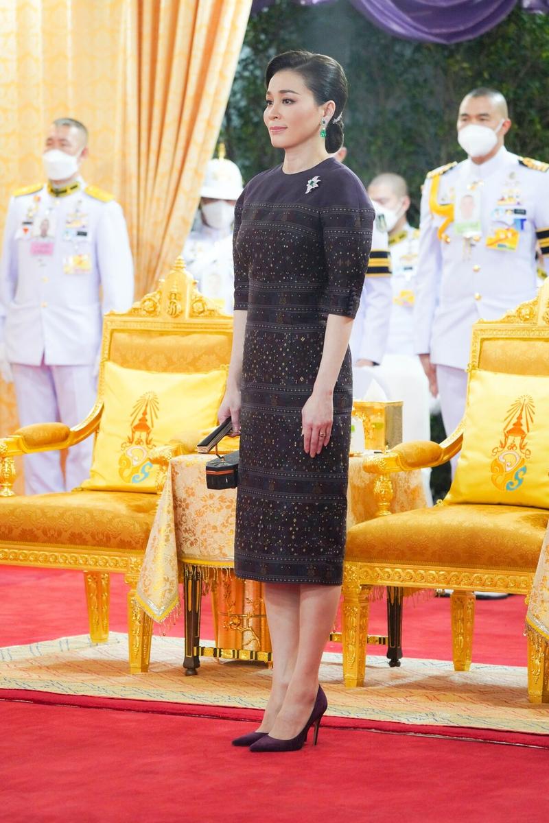 泰国王后苏提达穿泡泡袖连衣裙,风格独特,有点可爱