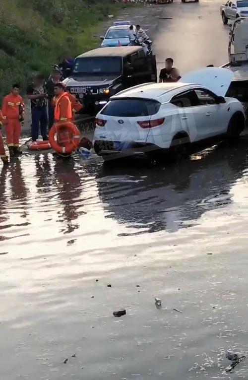 视频昨天通辽暴雨导致两辆车被水淹没一司机站在车顶等待救援