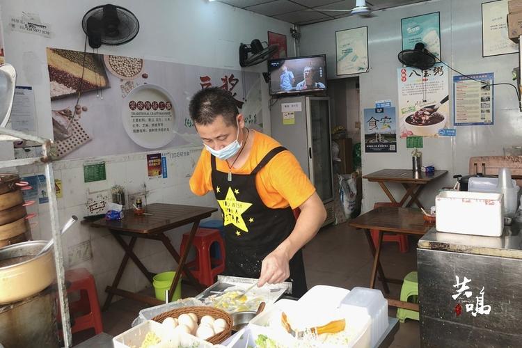 深圳独臂早餐店主开店11年 带动工伤工友再就业_腾讯新闻