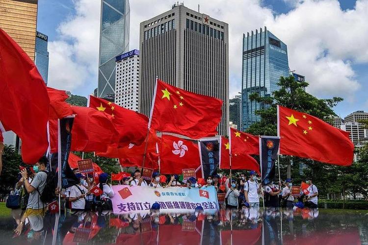 2020年6月30日,香港市民在政府大楼外举国旗和香港特别行政区区旗