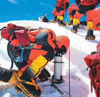 5月27日11时,2020珠峰高程测量登山队8名攻顶队员成功登顶珠穆朗玛峰