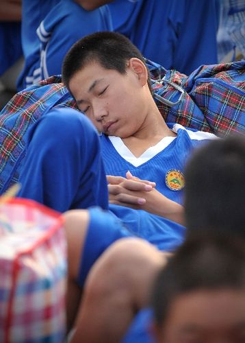 图文少数民族传统运动会开幕表演前补充睡眠