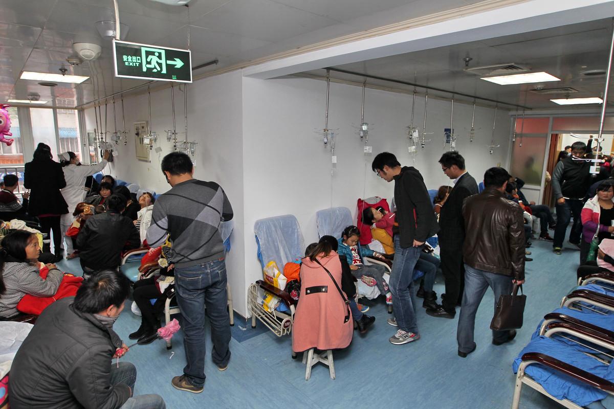 2014年11月24日,江苏南通一家医院的走廊里也放置了椅子,方便来输液的