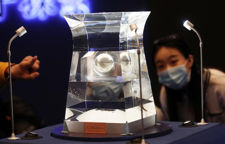 入藏国博的月球样品001号重量恰为100克,被装置于一个水晶容器里.