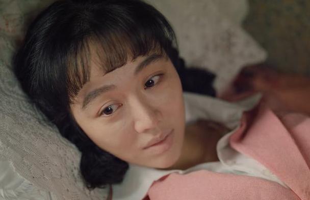 躺在床上;导演为了让姜妍显得更加娇弱,特意安排了一场晕倒的戏份给她