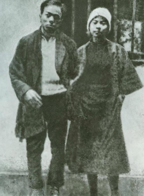 广州起义中的周文雍(左)与陈铁军(右)烈士.