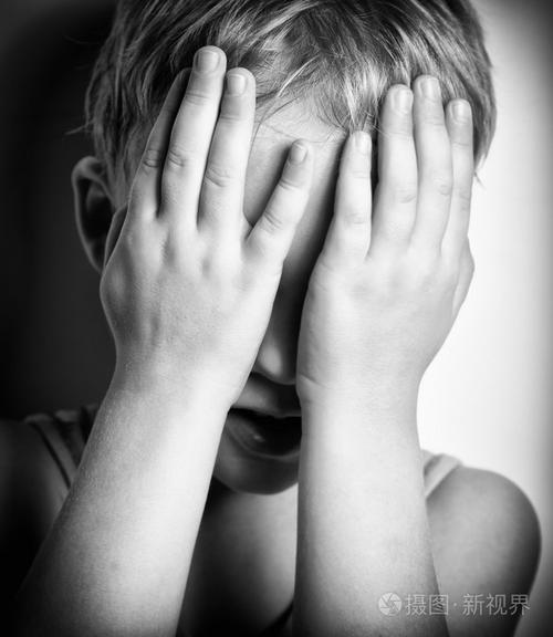 bw 肖像的悲哀哭泣的小男孩遮住了脸与手照片-正版商用图片0a469m-摄