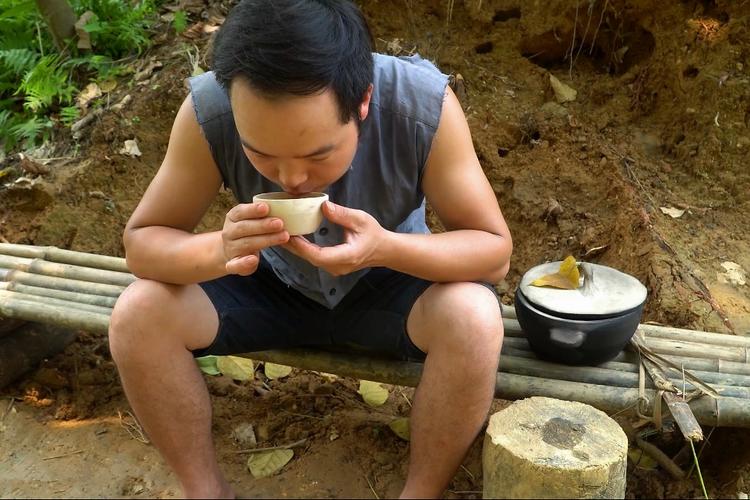 原始技术越南小哥山上采草药熬制凉茶喝了解暑解乏