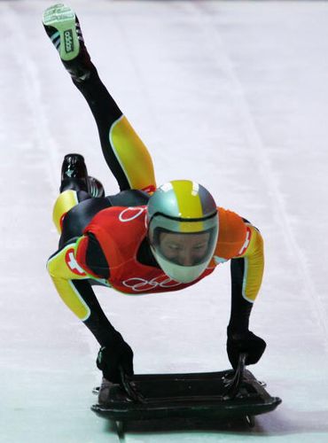 图文冬奥会俯式冰橇男子赛瑞士斯特莱纵身一跃