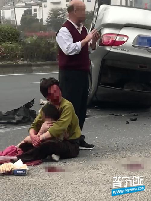 潮汕某高铁站附近发生车祸现场车辆直接报废一女子头破血流情况紧急