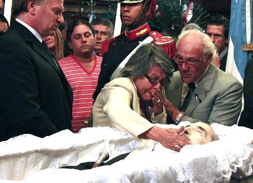 阿根廷民众"送行"前总统马拉多纳到场默哀