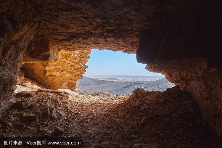 从洞穴里看到苏丹撒哈拉沙漠的岩石沙漠,躺在灿烂的阳光下.