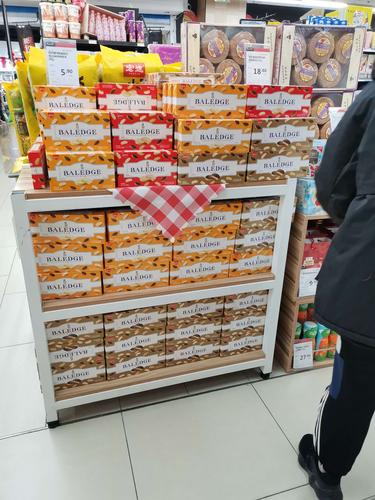 的同类商品异形堆陈列 通过这次泰安万达门店跟永辉超市的考察学习