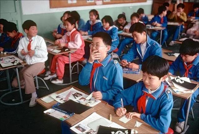 15.1993年,上海,穿着校服的小学生在学习.