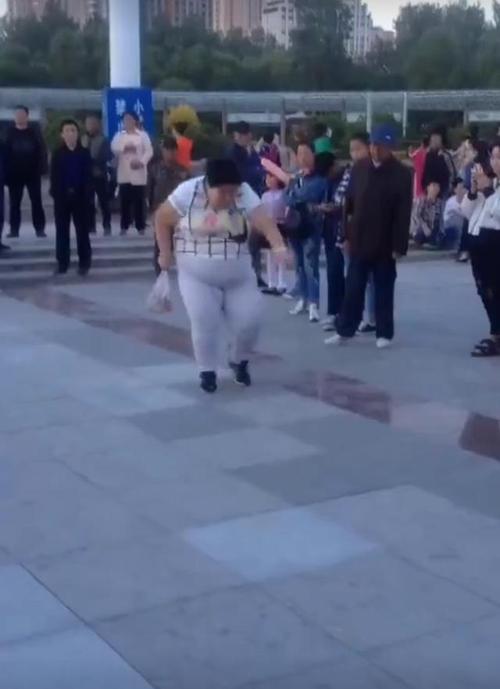 白衣服胖大妈跳广场舞,周围观看的人越来越多