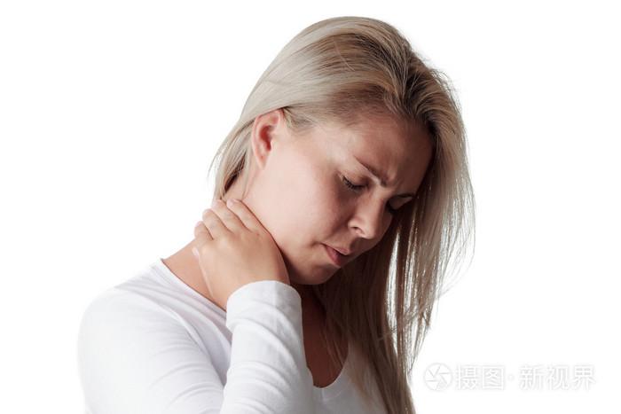 女人抱着孤立的白色背景上的脖子喉咙痛