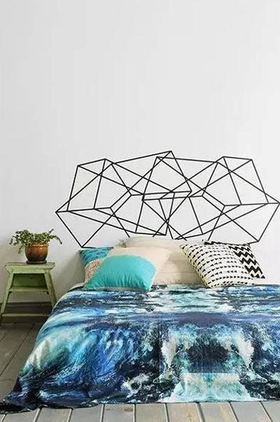 床头墙不知道怎么装饰,拿卷胶带,随意的直线黏贴成几何图案也不错