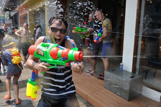 泰国民众庆祝泼水节 上演"水枪大战"_网易新闻