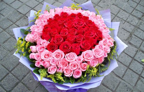 鲜花细节99枝玫瑰(33枝红玫瑰中间,66粉玫瑰(戴安娜)外围),外围黄莺
