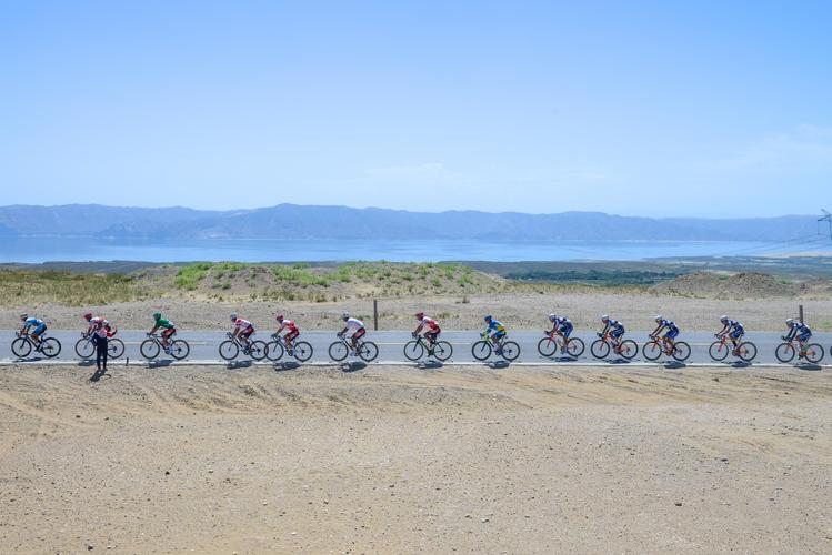 组图环湖赛共和青海湖景区赛段骑行风采