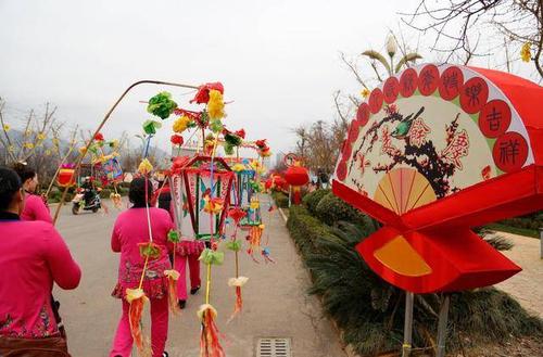 贵州遵义:数十民间花灯队走上街头秀民俗