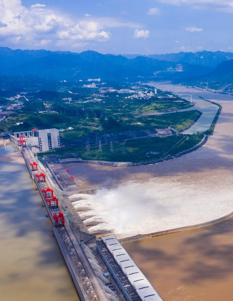 2020年8月14日,三峡大坝开启6孔泄洪.郑坤/摄