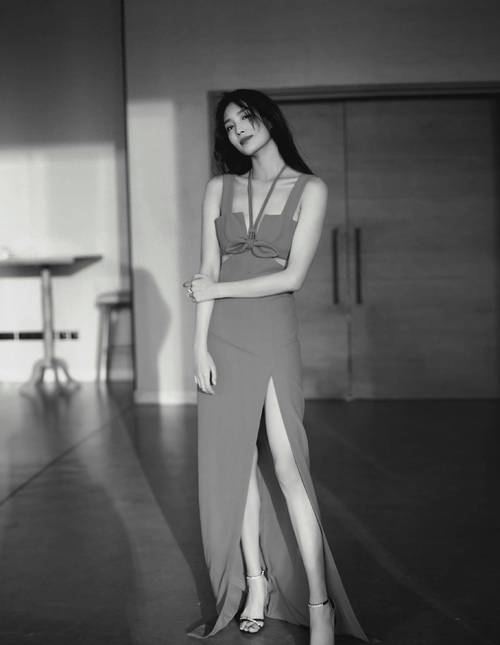 明星写真:露肩长裙的王紫璇,时尚爆款的高开衩长裙,双腿美丽修长_身材